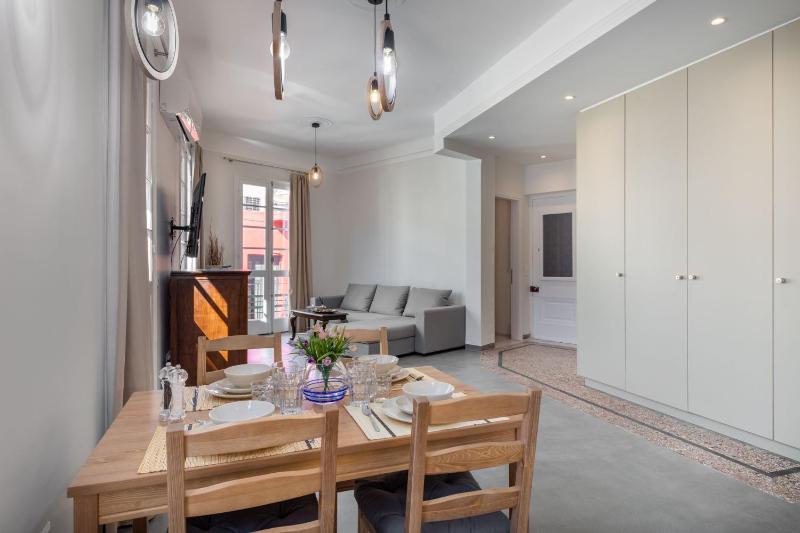 Цены на Christiana's lovely apartment in Psyri, Athens в Афины