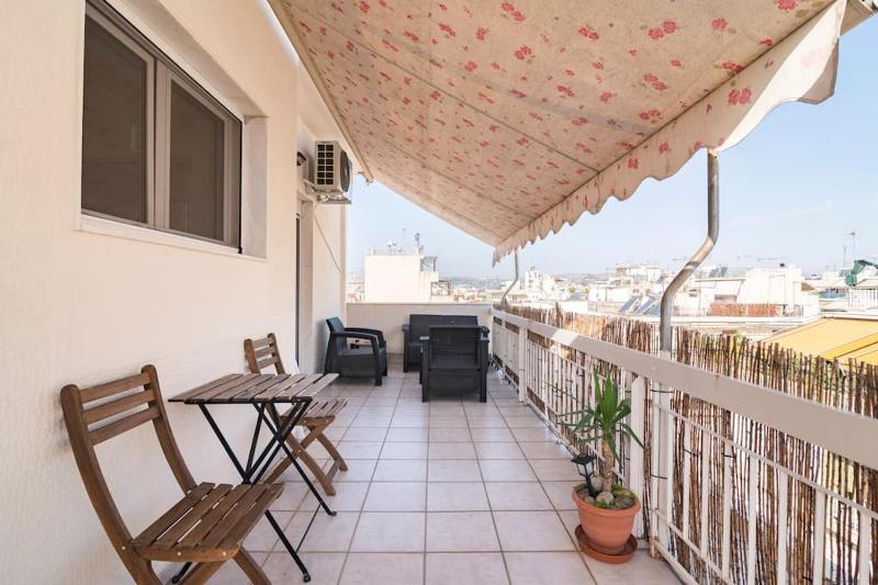 Top floor apartment at Petrolona with big balcony — отель с удобным расположением в Афины