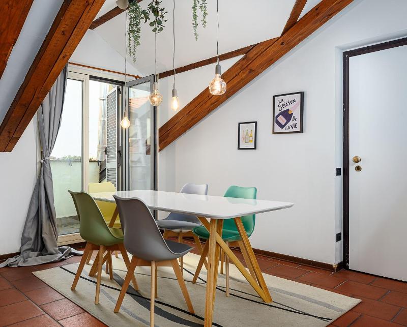 [Duomo - Pt.Romana - Bocconi] Top Floor Apartment — отель с удобствами в Милане