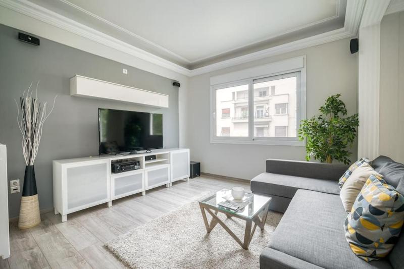 Charming Contemporary 2 bedroom apartment — забронировать отель в Афины