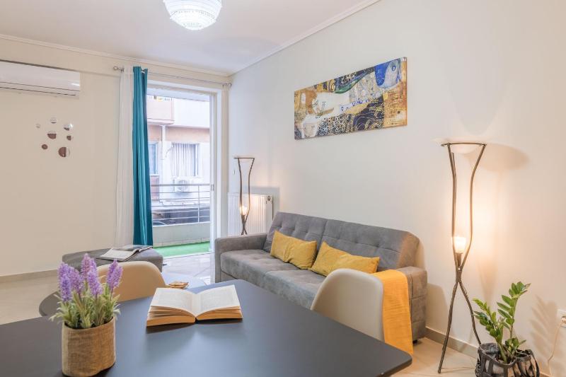 Colourful Artistic apart 100mbps center of Athens — отель с удобным расположением в Афины