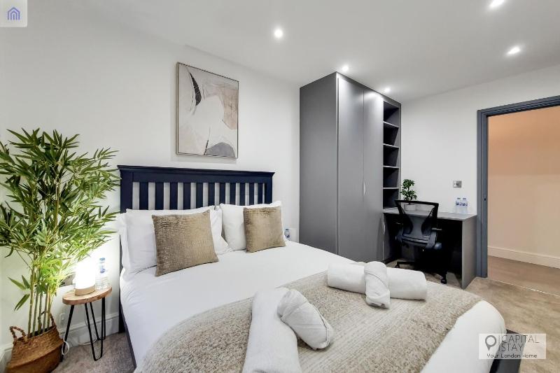 Цены на Stylish Three Bedroom Apartment by London ExCeL в Лондоне
