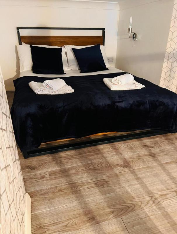 F10- Mezzanine 1st Floor Flat Fits 3 Near Paddington — комфортный отель в Лондоне