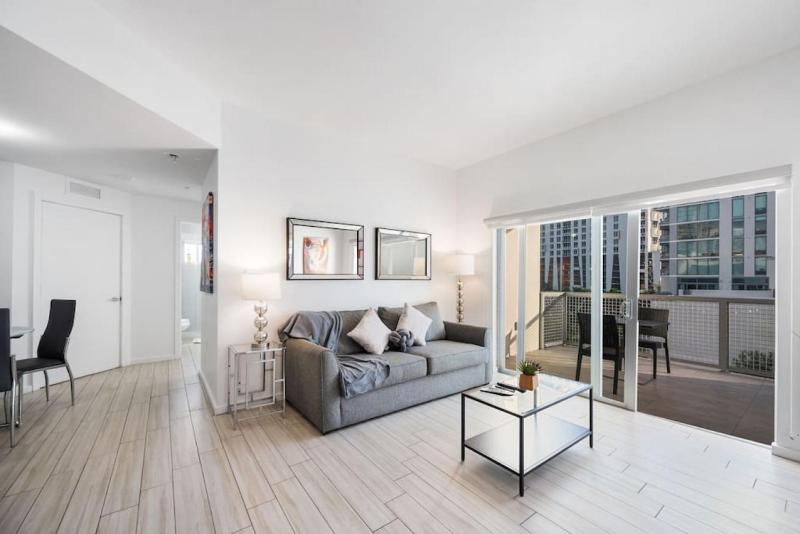 Subtle 2 Bed in Edgewater Downtown with Free Parking — отель с удобным расположением в Майами