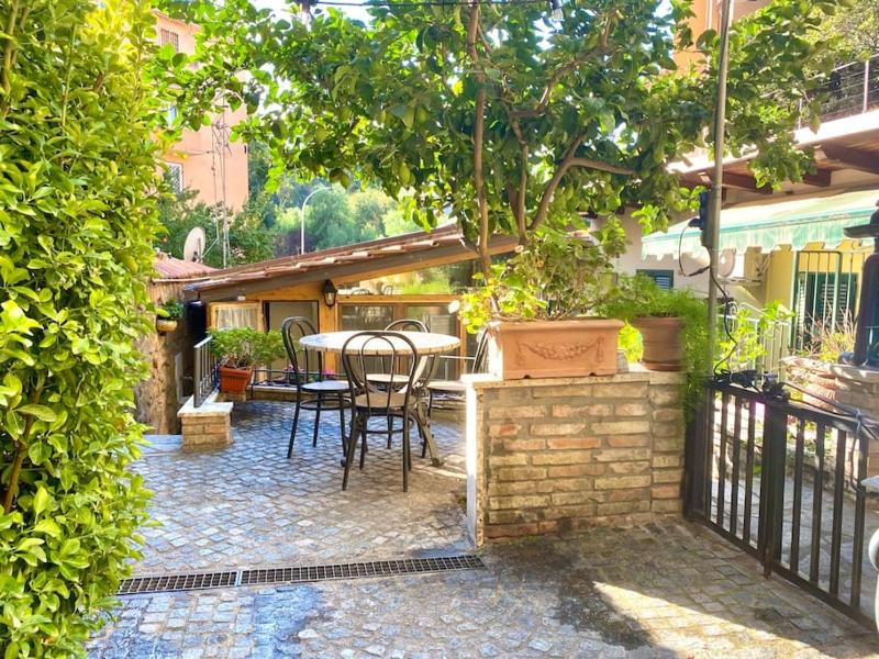 Romantic Borgo with Garden in Rome Center ! — комфортный отель в Риме