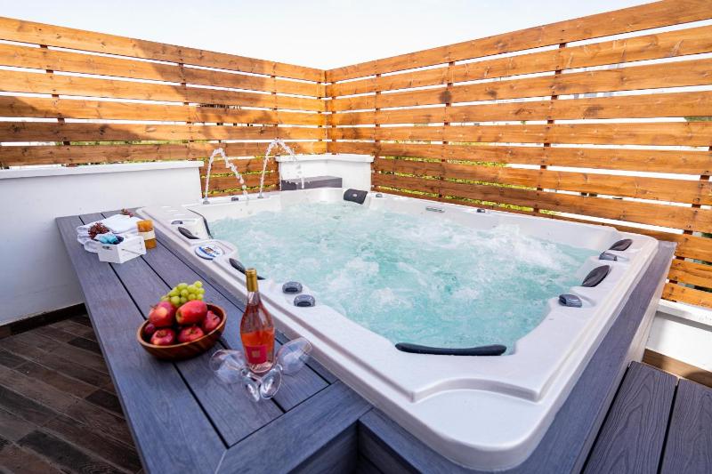 New Duplex 3 Bedroom with Jacuzzi — отель в Тель-Авиве, Израиль
