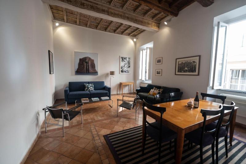 Artsy and elegant apartment near Pantheon — отель с удобствами в Риме
