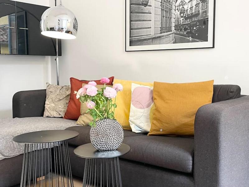 Цены на Homelivia, VIEUX NICE, appartement de charme, clim balcon в Николь