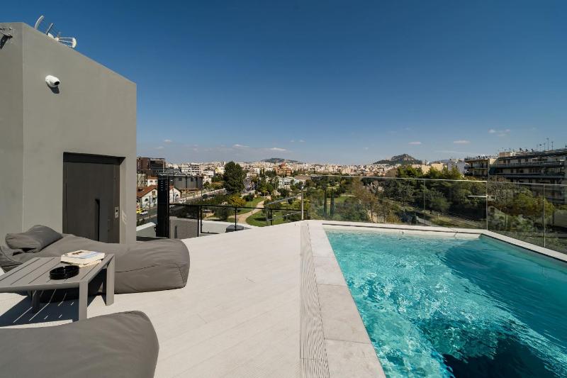 The HostMaster Skyline Pool Oasis Penthouse — отель с удобным расположением в Афины