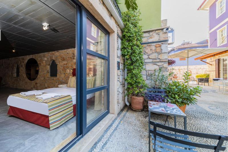 Marvelous Studio Flat near Hadrians Gate — отель с удобствами в Анталье