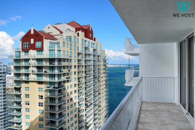 We Host - Stylish Apt at Brickell with Pool — отель с удобным расположением в Майами