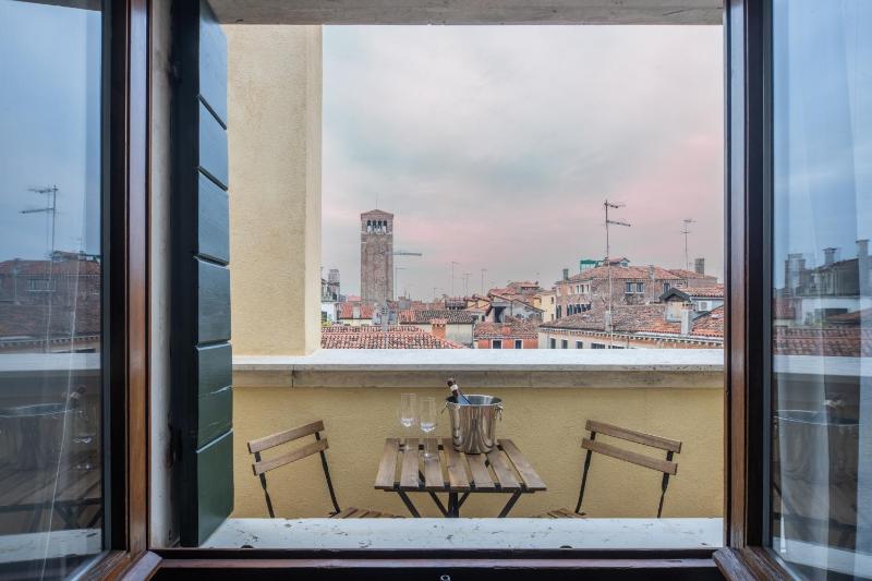 Bright Apartment On Venetian Roofs R&R — комфортный отель в Венеции