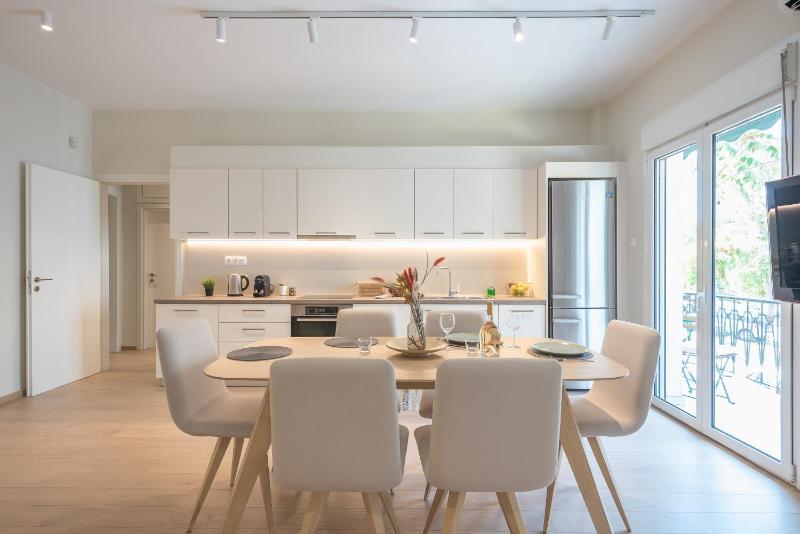 Stylish 2BDR Apt by Acropolis — отзывы гостей и цены