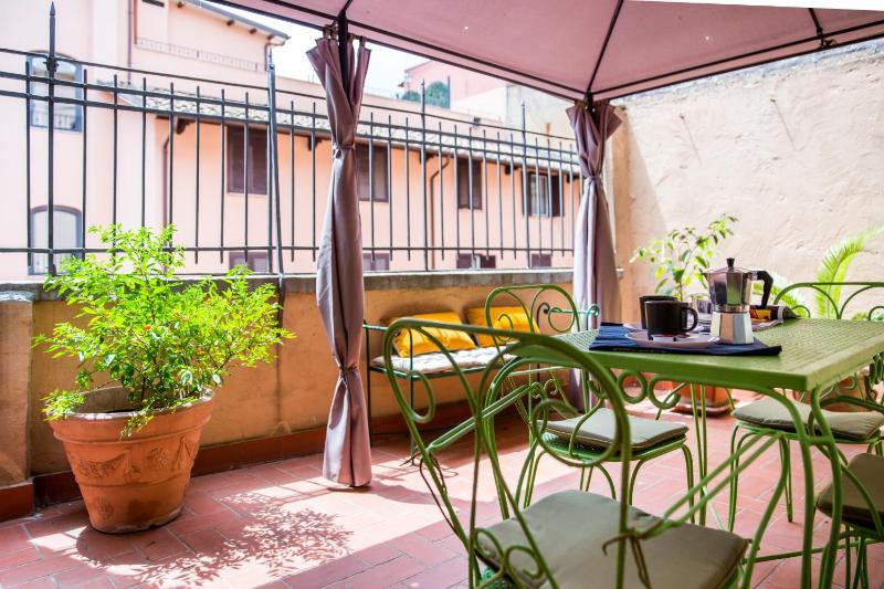 Spacious with sunny Terrace near Vatican — комфортный отель в Риме