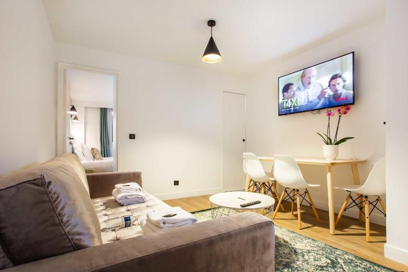 Цены на Cosy Apartment 2BR8P apartment - Tour Eiffel Champs de Mars 1A в Париже
