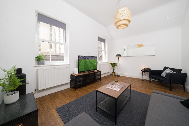 Your Own House, 2 Bedr, 3 Beds, 2,5 Bath, Covent Gdn — забронировать отель в Лондоне