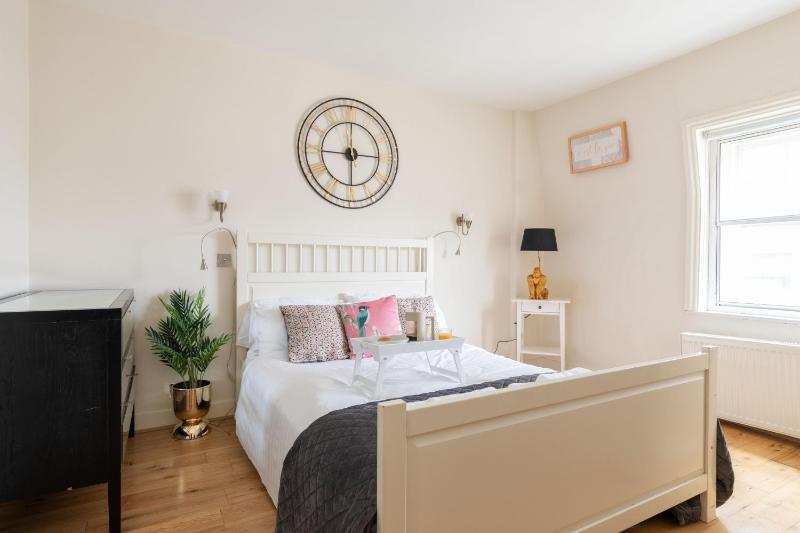 Spacious 1 Bed Oxford Street Apartment - Sleeps 4 — отель с удобным расположением в Лондоне
