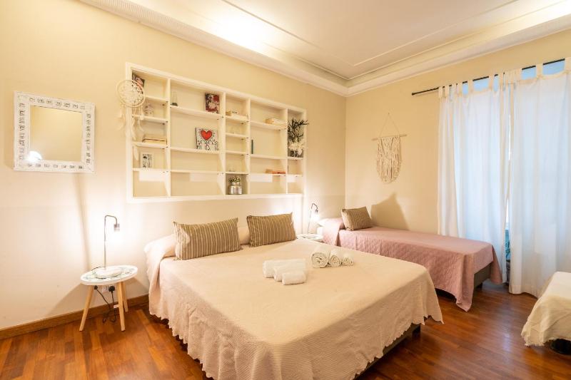 Colosseo Ohana Suite intero appartamento open space — отель с удобным расположением в Риме
