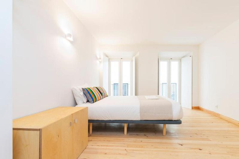 Цены на 0D Brand new studio right in the heart of Alfama в Лиссабоне