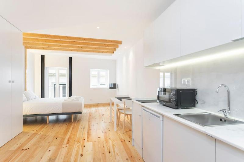 2D Brand new studio right in the heart of Alfama — отель с удобствами в Лиссабоне