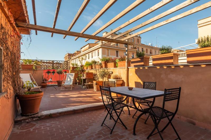 Цены на Bright and Comfy Terraced Apartment in Trastevere в Риме