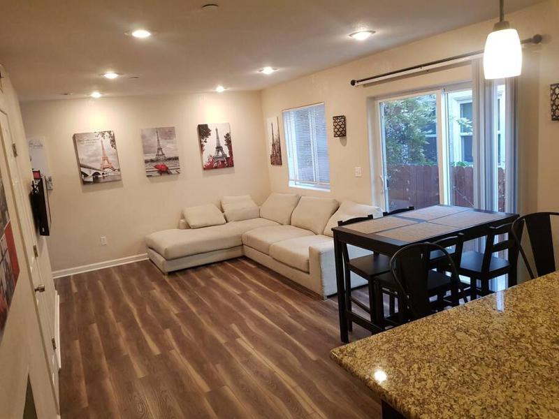 Spacious townhouse with roof deck in heart of LA — комфортный отель в Лос-Анджелесе