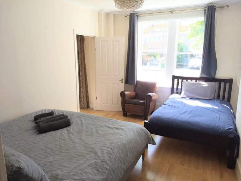 Self-contained private apartment Unit 1 — забронировать отель в Лондоне