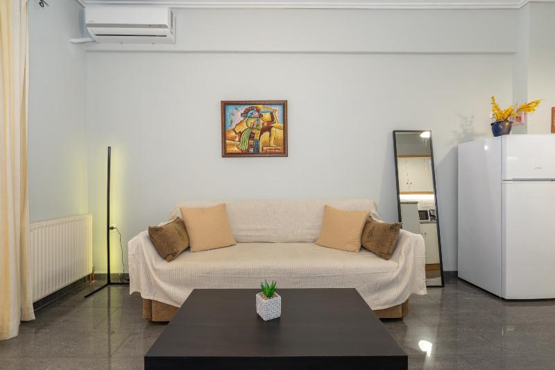 Renovated Lovely Apt next to Marina Flisvos — отель с удобным расположением в Афины