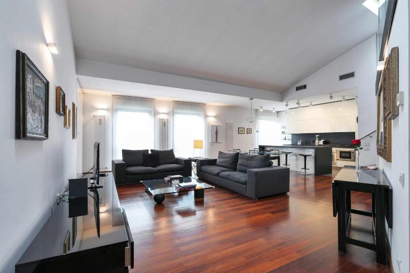 NPA20 Luxury Large Apartment in Navigli District — отель в Милане, Италия