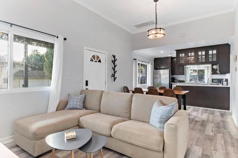 Цены на Beautiful Entire Home in the Heart of Los Angeles! в Лос-Анджелесе