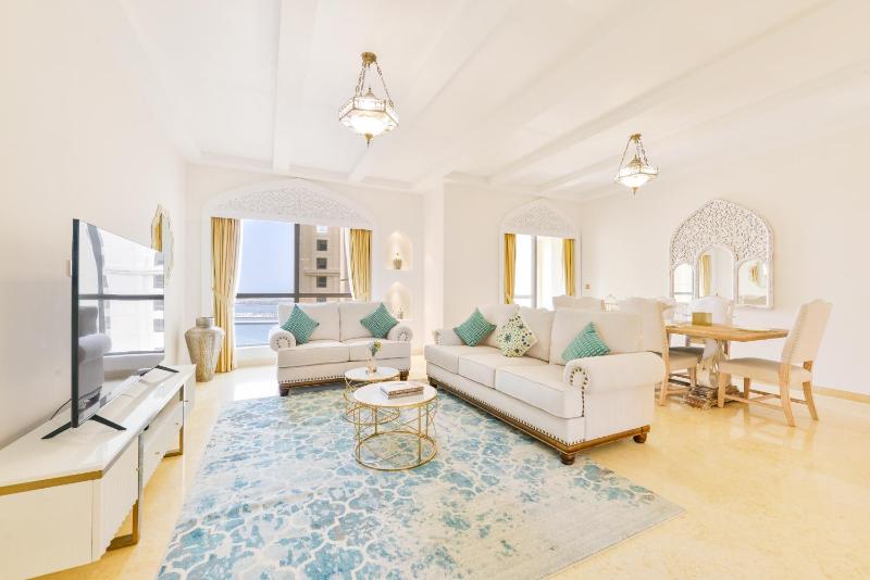 Luxury JBR Palace! · Sea View · Free 5* Beach Resorts Access! — отель с удобствами в Дубае
