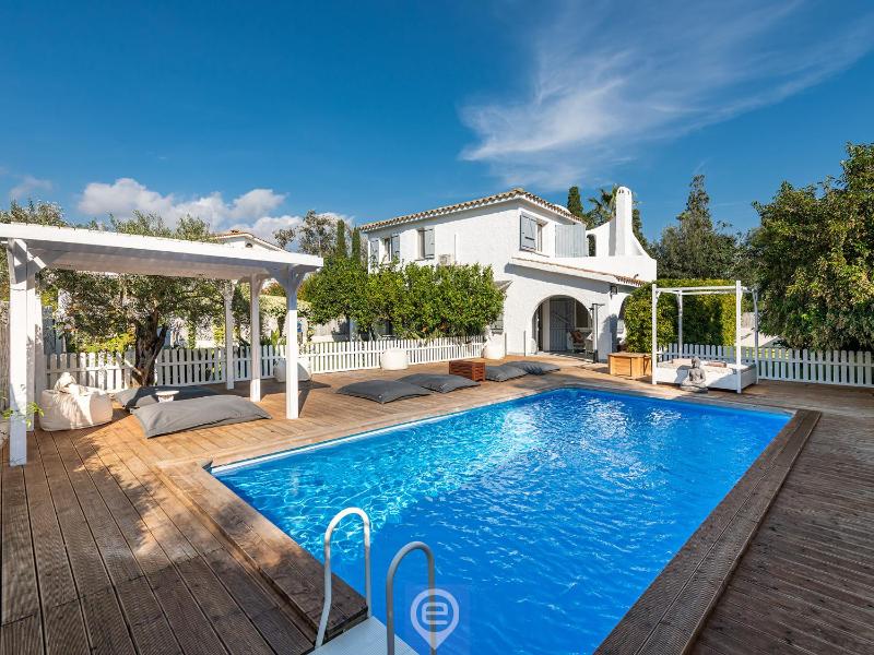 Villa Virago a Porto Columbu - Oasi di lusso con piscina