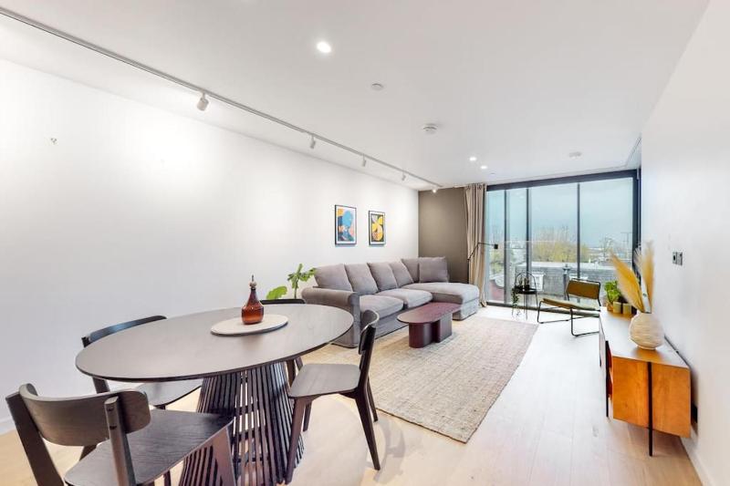 Modern 1 bed flat with balcony in Kensal Green — отель с удобствами в Лондоне