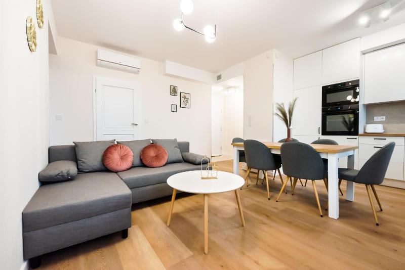 Warsaw Tulip 22 Floor De Luxe Apartment — отель в Варшаве, Польша