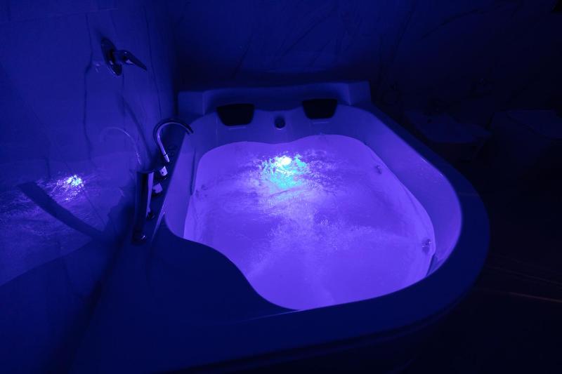MY BRILLIANT HOME WITH JACUZZI 2 STEPS FROM St TOLEDO — отель в Неаполе, Италия