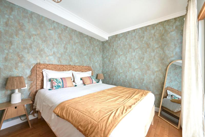 Apartment with Private Terrace & Car Garage — забронировать отель в Лиссабоне