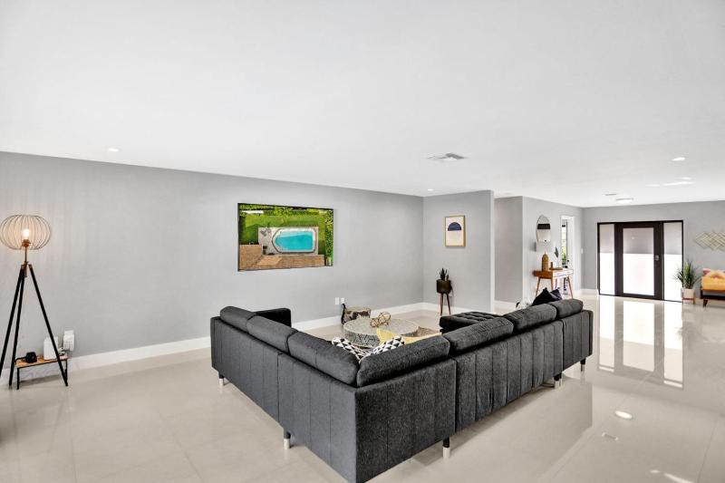Gorgeous 5BR Villa +Heated Pool! — отель с удобствами в Майами