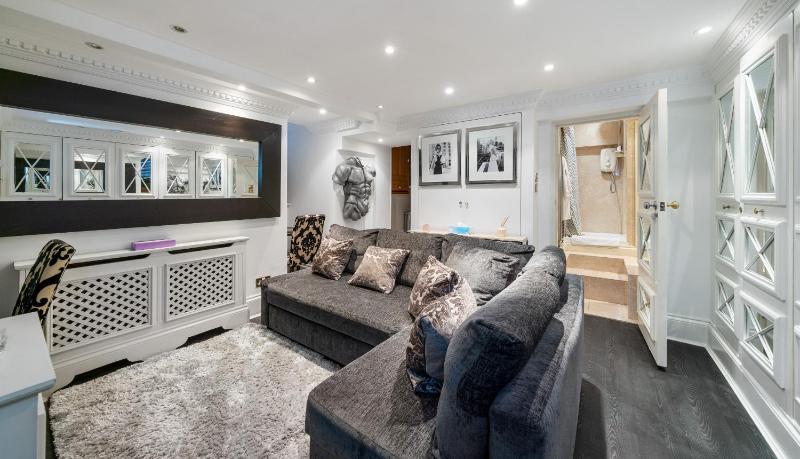 Цены на Finest Retreats - Hampstead Village в Лондоне