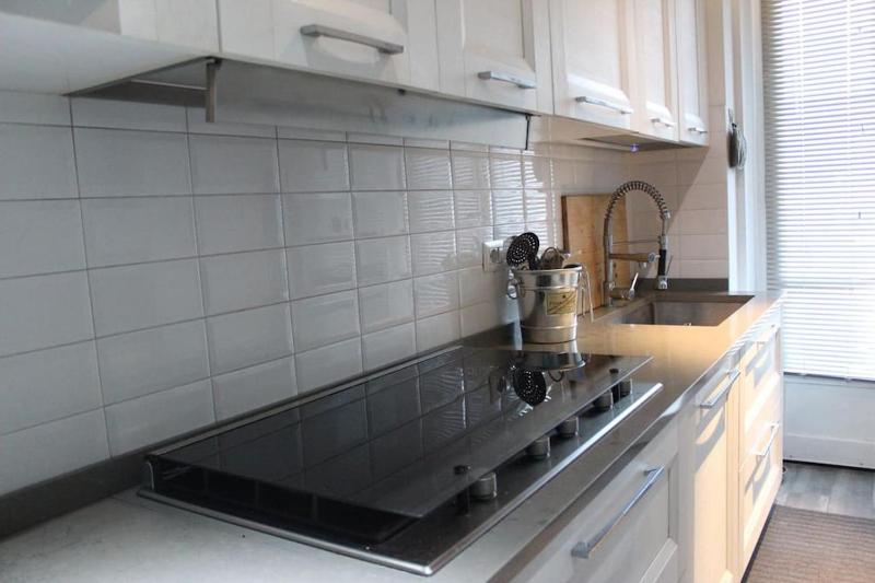 [Duomo walking distance]modern flat with free wifi — отель с удобным расположением в Милане