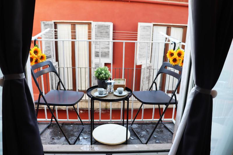 All'Ombra del Vesuvio Rooms Duomo — забронировать отель в Неаполе