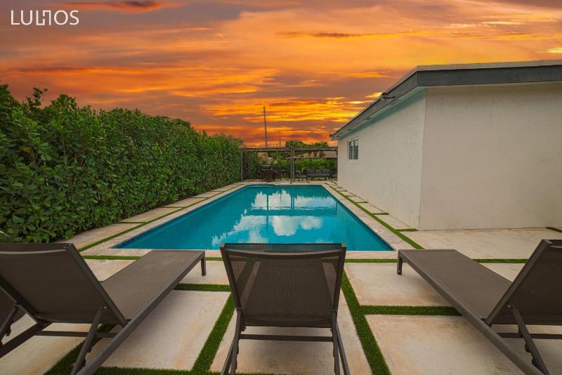 Magical Miami Retreat with Heated Pool, Mini Golf, and Basketball Court L19 — отель в Майами, Соединенные Штаты Америки