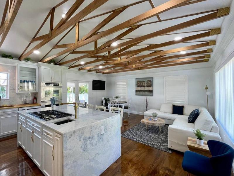 Цены на Beautiful home for families: Playground and Pets! в Майами
