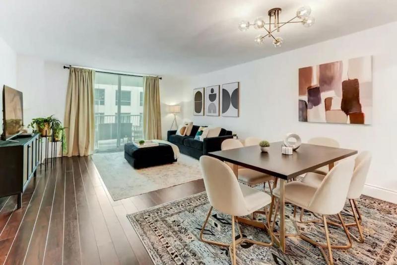 Elegant 1BR APT w balcony and stunning bay view — отель с удобствами в Майами