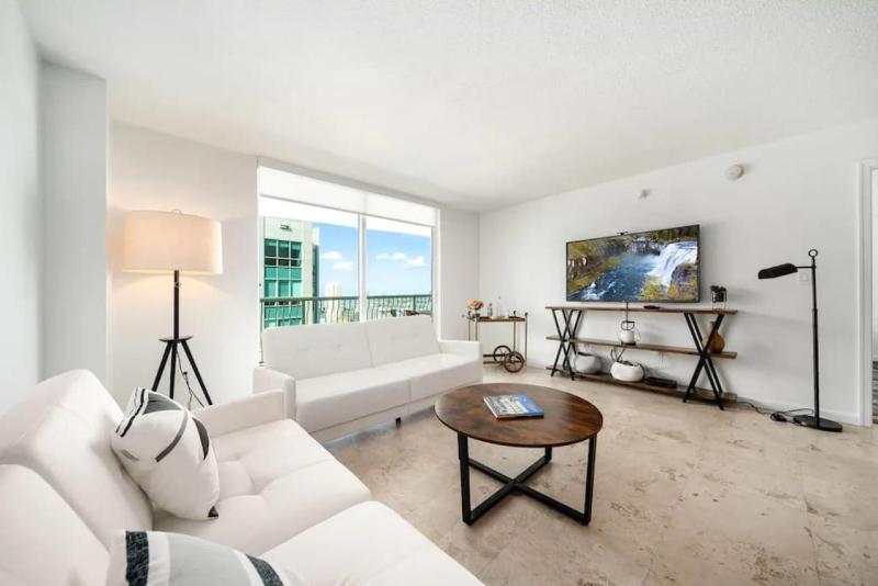 Penthouse APT w Private Balcony King Bed Parking — отель с удобствами в Майами