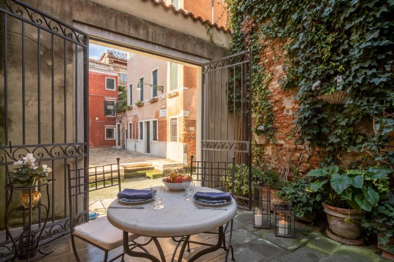 Garden Mansion with Private Mooring R&R — забронировать отель в Венеции