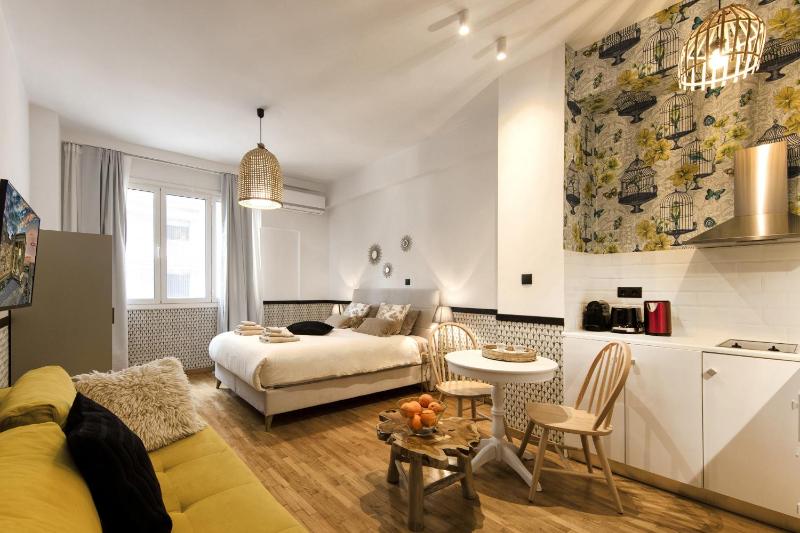 Designer renovated apartment in downtown Athens — отель с удобным расположением в Афины