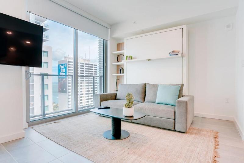 Modern and newly built studio with Pool, Gym, and Restaurant access — забронировать отель в Майами