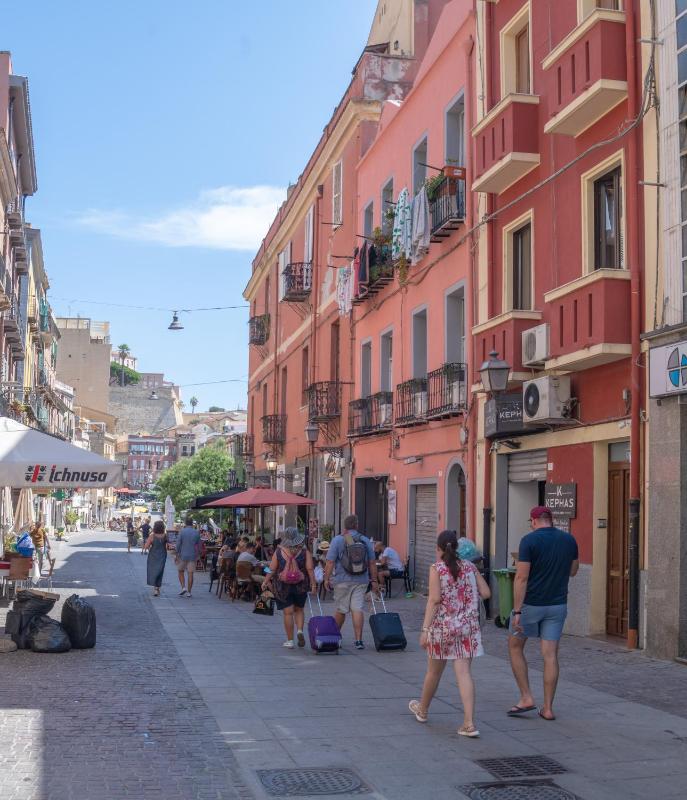 IzzHome Corso76 a Cagliari - Camere familiari centrali