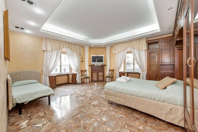 Captivating Apartment for Families/Groups- Sleeps 8 — комфортный отель в Риме
