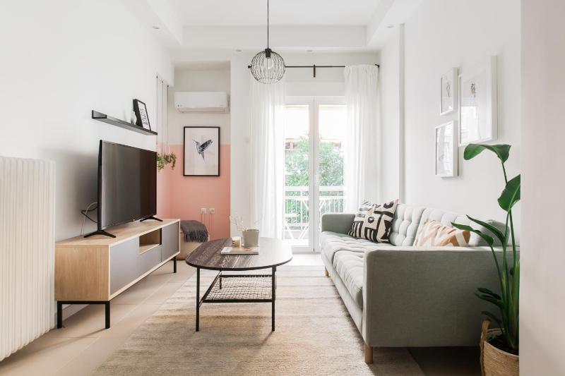 Groovy 2BR Apartment in Koukaki by UPSTREET — отель с удобствами в Афины